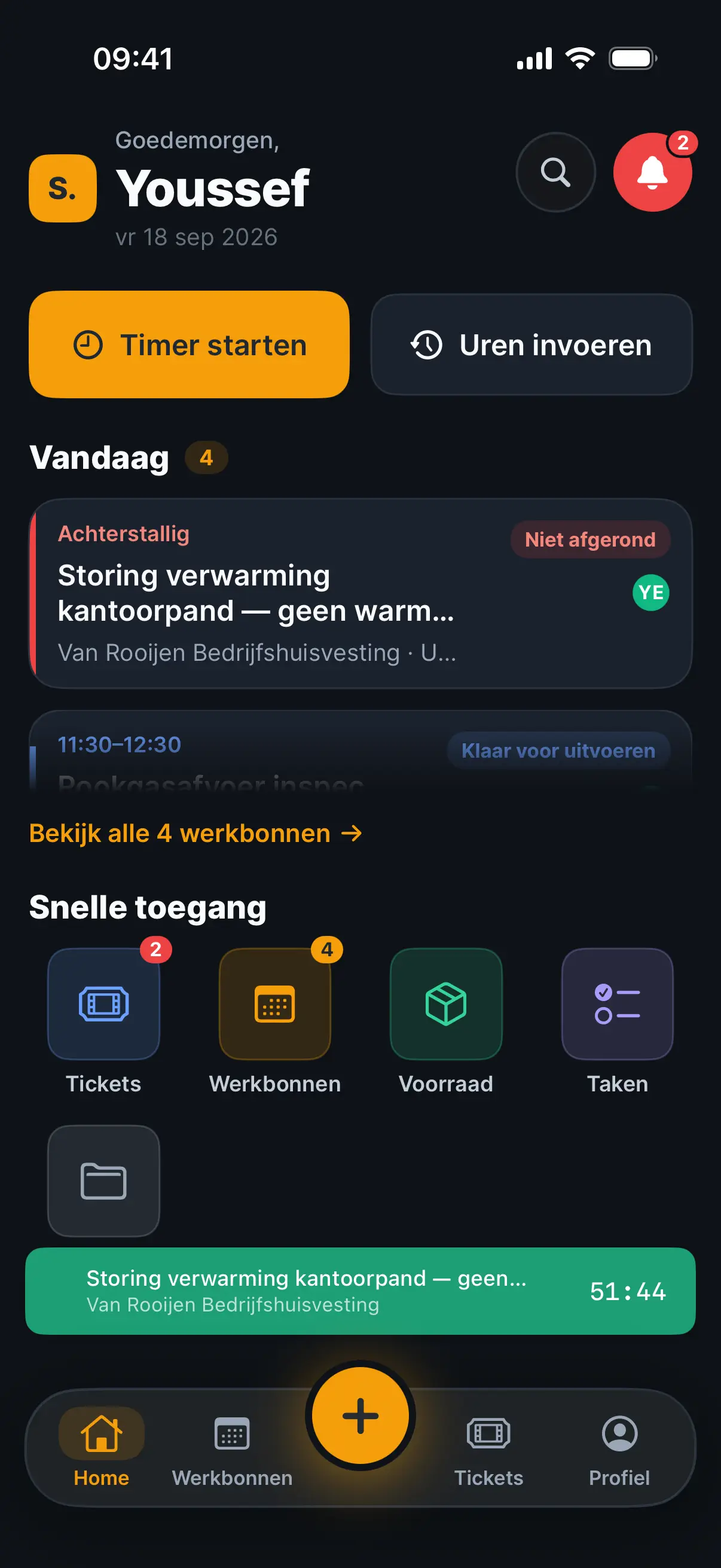 De Staurio-app op iPhone met het dagoverzicht van de monteur en snelkoppelingen, in de donkere stand