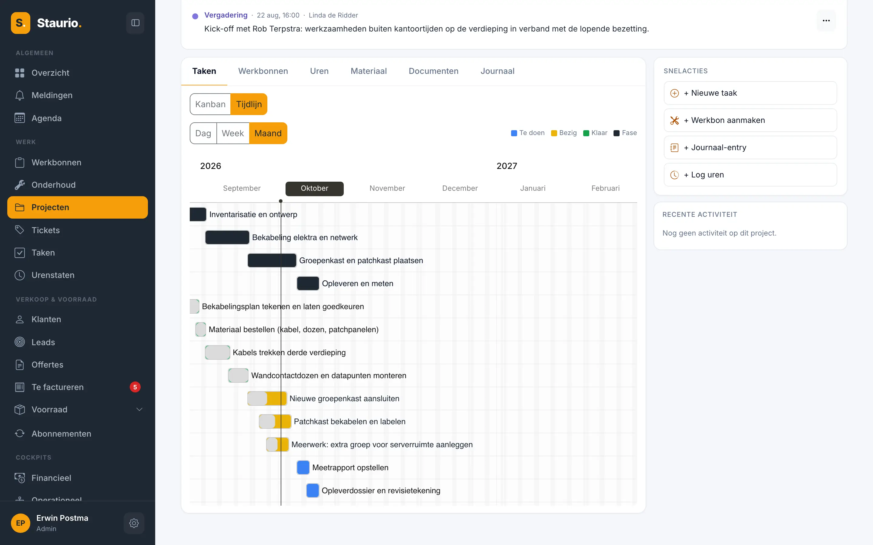 Een project in Staurio voor de bekabeling van een kantoorverdieping, met fases en taken op een tijdlijn en een meerwerktaak voor een extra groep in de serverruimte