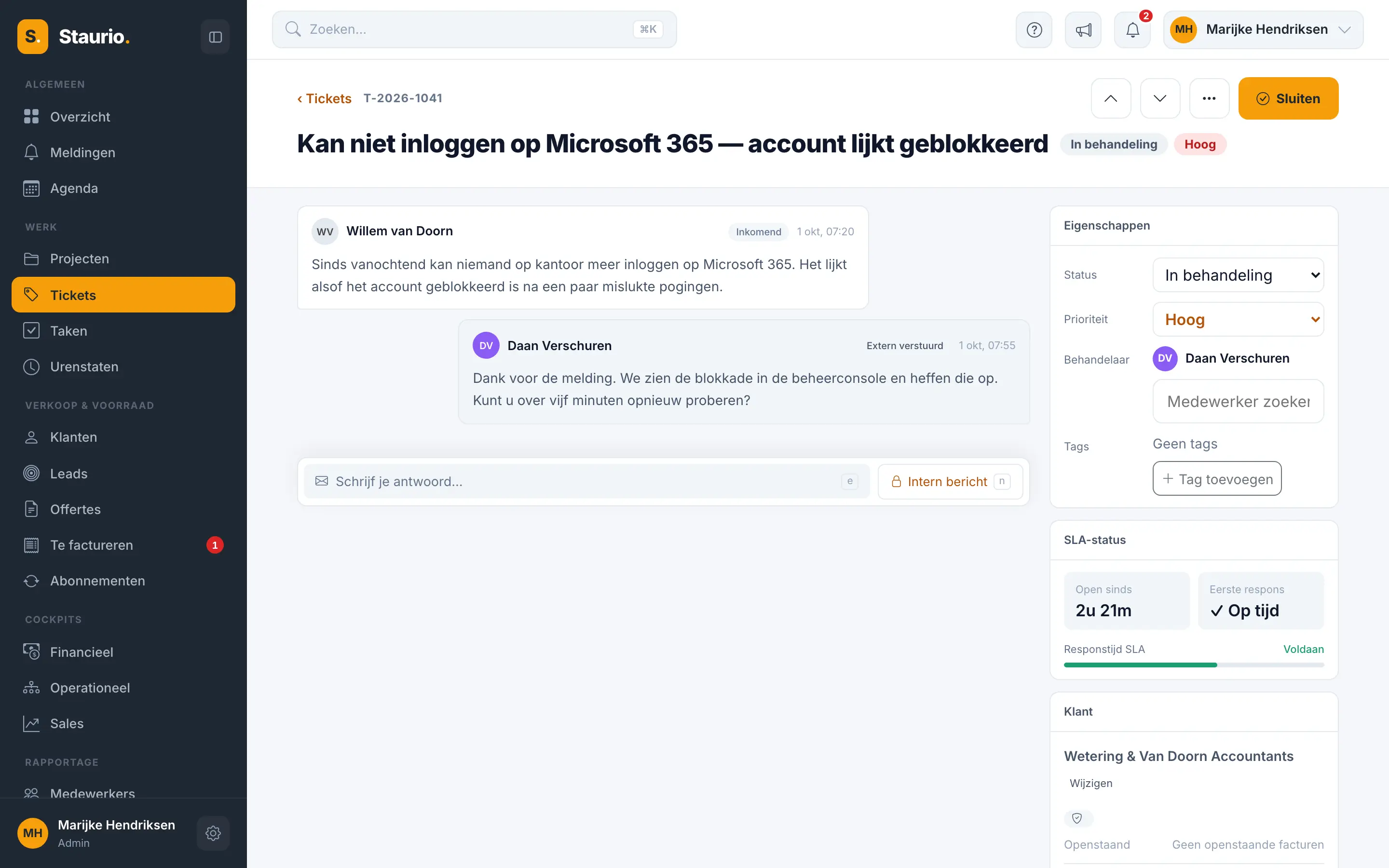 Een ticket in Staurio over een geblokkeerd Microsoft 365-account, met het bericht van de klant, het antwoord en de SLA-status