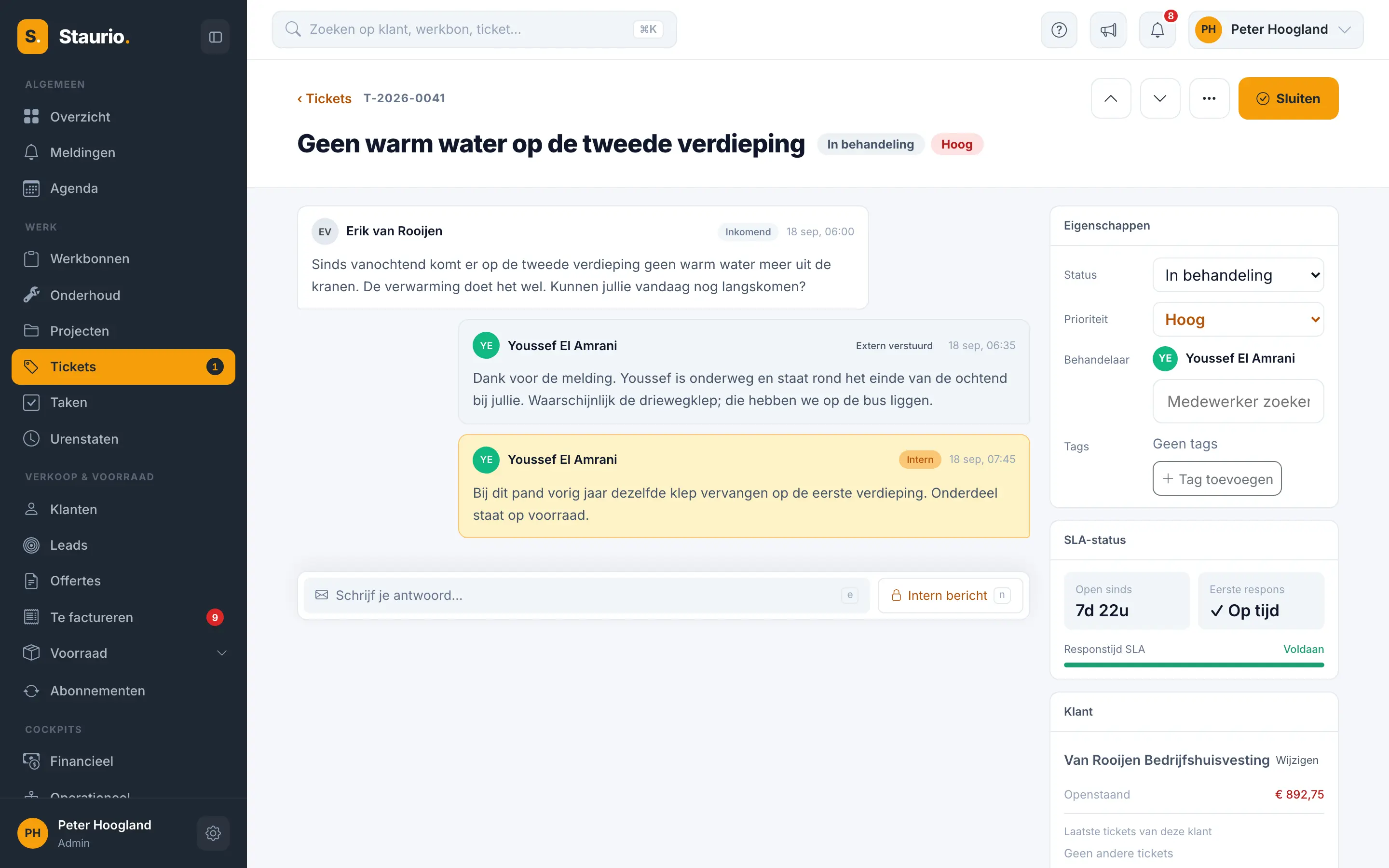 Een ticket in Staurio met de berichten-thread naar de klant, interne notities en de SLA-bewaking