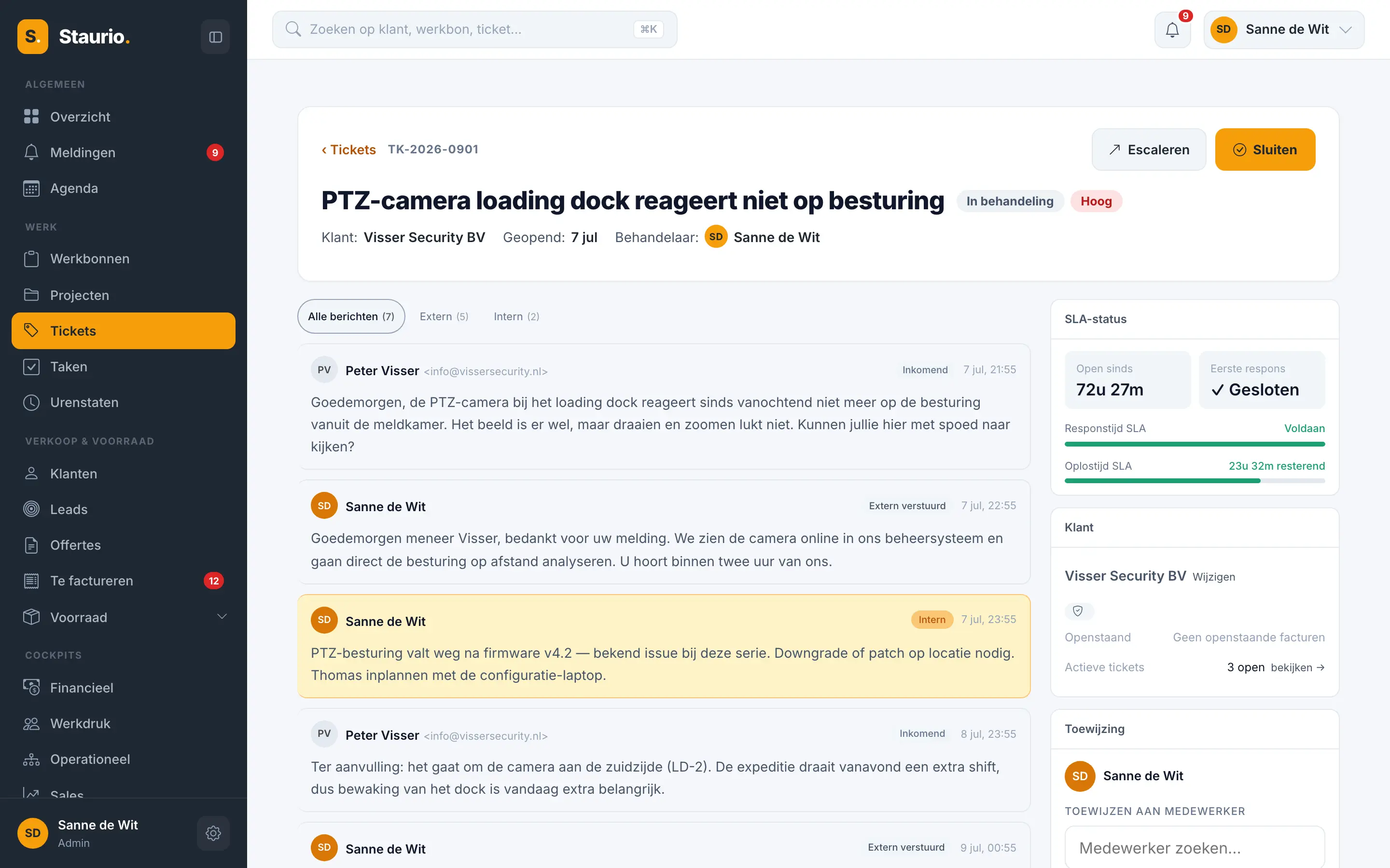 Een ticket in Staurio met de berichten-thread naar de klant, interne notities en de SLA-bewaking