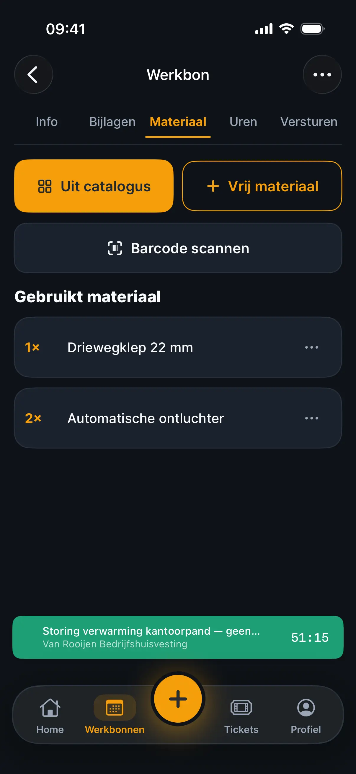 Een werkbon in de Staurio-app met een lopende timer en het gebruikte materiaal, in de donkere stand